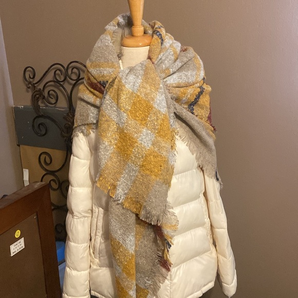 Beautiful Blanket scarf. Mustard red and beige with blue. - Picture 5 of 8